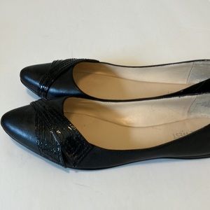 Nine West Black Leather Flats Great Condition. Sz 8.5. Patent leather detail.